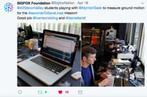 Etudiants en train de coder sous Arduino le détecteur d'activité sismique vu sur le compte Twitter de Sigfox Fondation